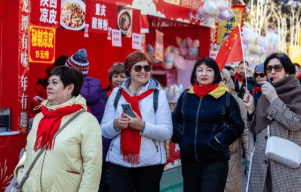 赏非遗、观表演、购年货——“京味儿”大年吸引外国游客