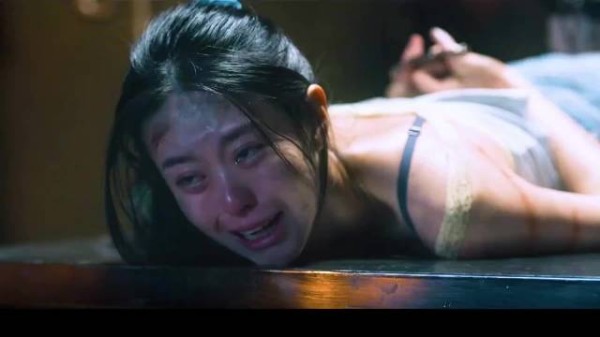 可怜的女大学生,居然被坏人囚禁,随意的丢在餐桌上!