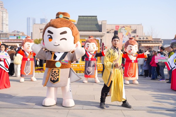 春节假期 徐州本土文创IP“刘小邦”走街串巷贺新春