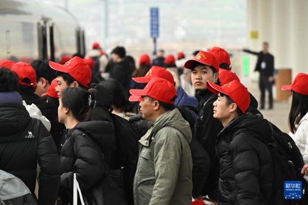 2月22日,来自黔东南州各区县的外出务工人员及家属在凯里南站乘车出发。新华社发(邵健摄)