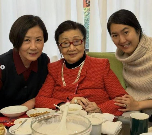 刘德华罕见现身拜年，64岁状态极佳，大合照主动靠边站获全网大赞