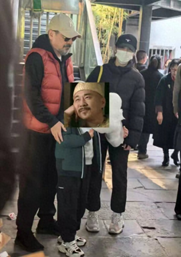 50岁陈建斌回重庆丈母娘家，胡须花白显老态，与蒋勤勤相差5岁状态大不同