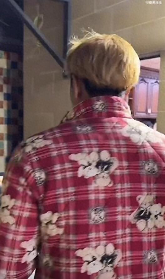 四川女婿黄子韬回老婆家过年,穿大花棉睡衣被说“土”,徐艺洋护夫回应:哪里土?