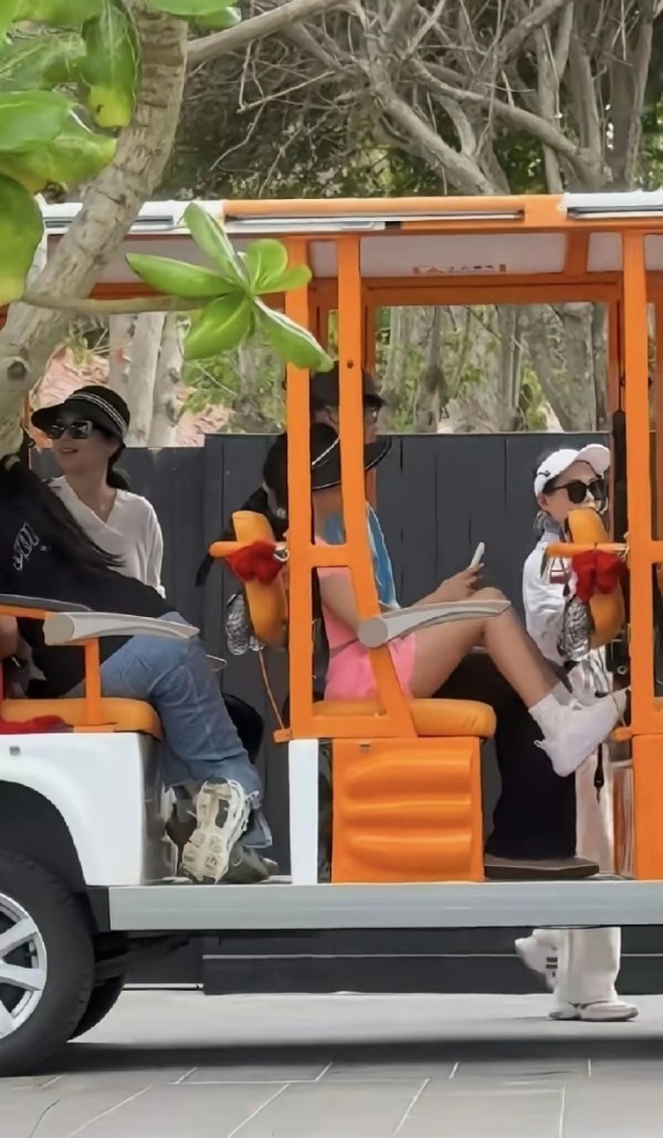 章子怡春节携全家三亚旅游,10岁醒醒皮肤黝黑,越长越像爸爸汪峰,6岁儿子紧牵妈妈显温馨