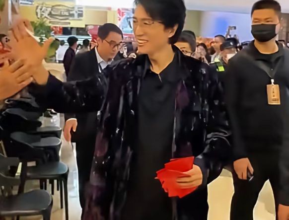 65岁黄子华现身广州路演，收到街坊们给的厚厚一叠“利是”，网友：在广东，100岁没结婚都有“利是”收