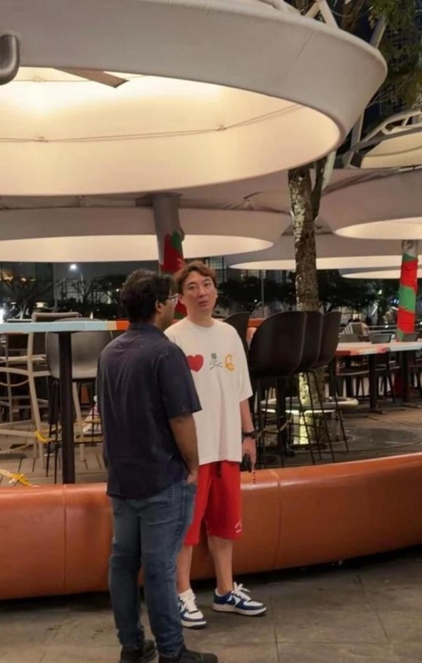 王思聪新加坡新年：38岁富二代三人行，女友懒懒心态逆天