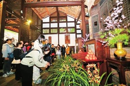 “人日”祭诗圣 游客献梅枝