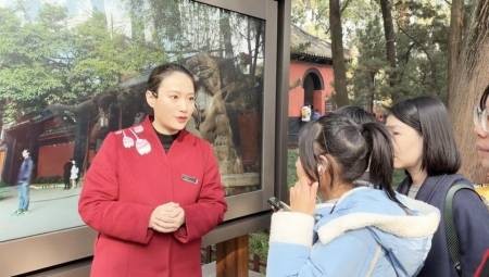 成都武侯祠里的“守岁”人