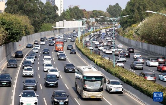 这是2月23日拍摄的广州环城高速公路上的车流。新华社记者 卢汉欣 摄