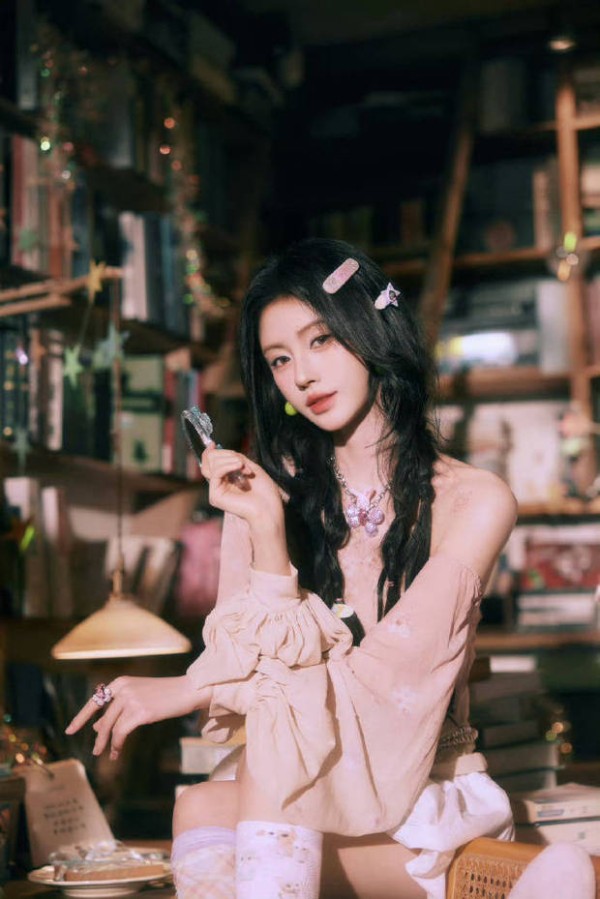 鞠婧祎表情非常可爱。