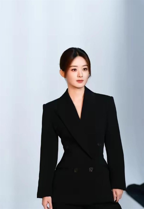 好久不见，甚是想念呀！新鲜的赵丽颖真绝，又酷又飒，高级的很