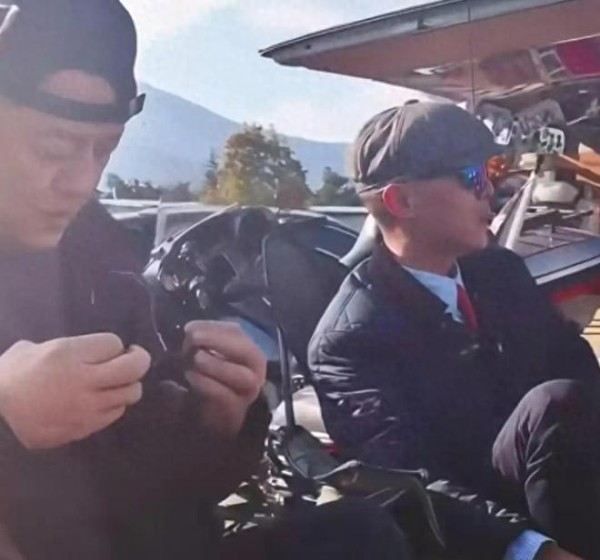 李亚鹏大年初八请前岳母吃米线,3岁女儿开心,海哈金喜明媚漂亮