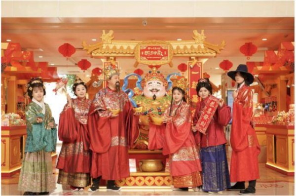 北京商场惊现汉服财神，巡游送福年味浓浓｜新春走基层