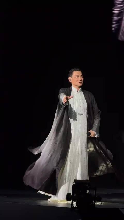 华仔每次帅不过三秒就笑场 ，pose摆啊摆，自己就是忍不住笑死人