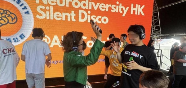 49岁港姐被离婚携子女离开豪门,母子新春露脸,18岁儿子患自闭症