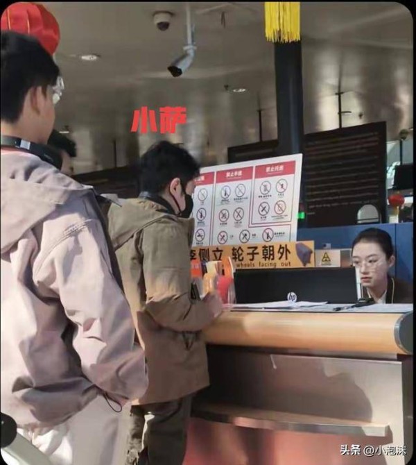 撒贝宁一家在沈阳拜年，39岁李白好有东方韵味，女儿遗传妈妈美貌