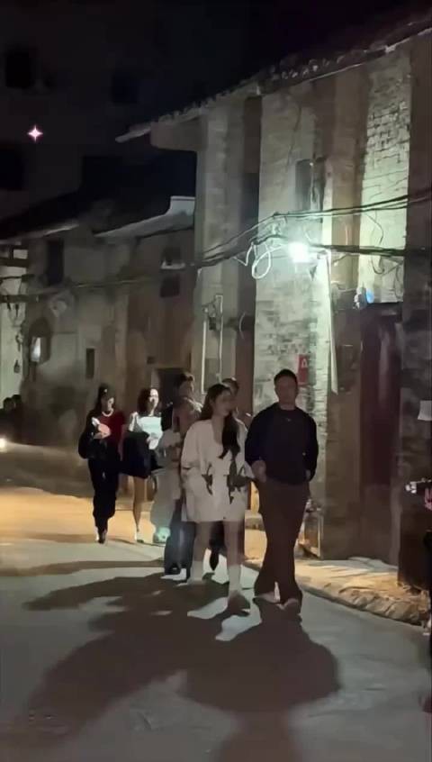 韦雪新男友首次曝光,甜蜜挽手出席活动