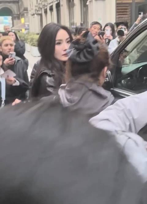 杨幂现身米兰街头无口罩购物,身材比例引注目