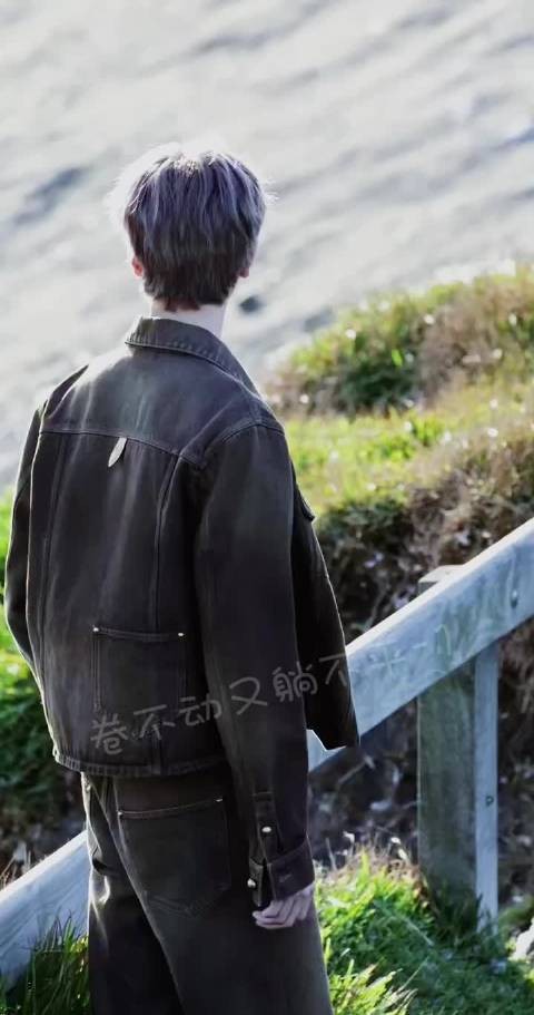 林一复工染灰紫发色,阳光下呈现梦幻渐变效果