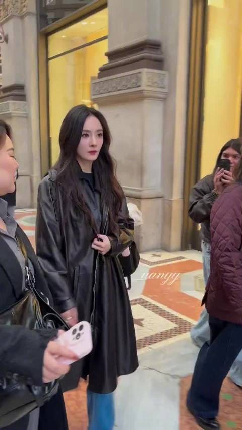 杨幂米兰探店路透，好小的脸好清晰的美貌