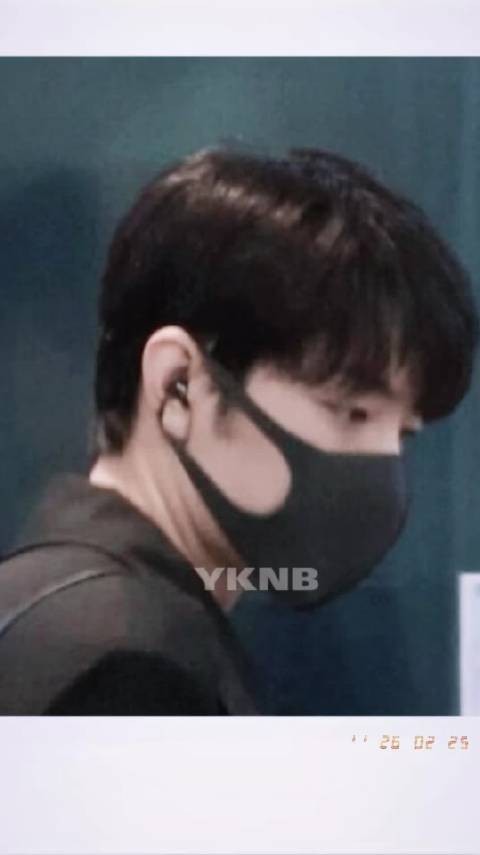 肖战2/25凌晨出发北京机场安检登机路透合集,顺毛好幼好萌呀!