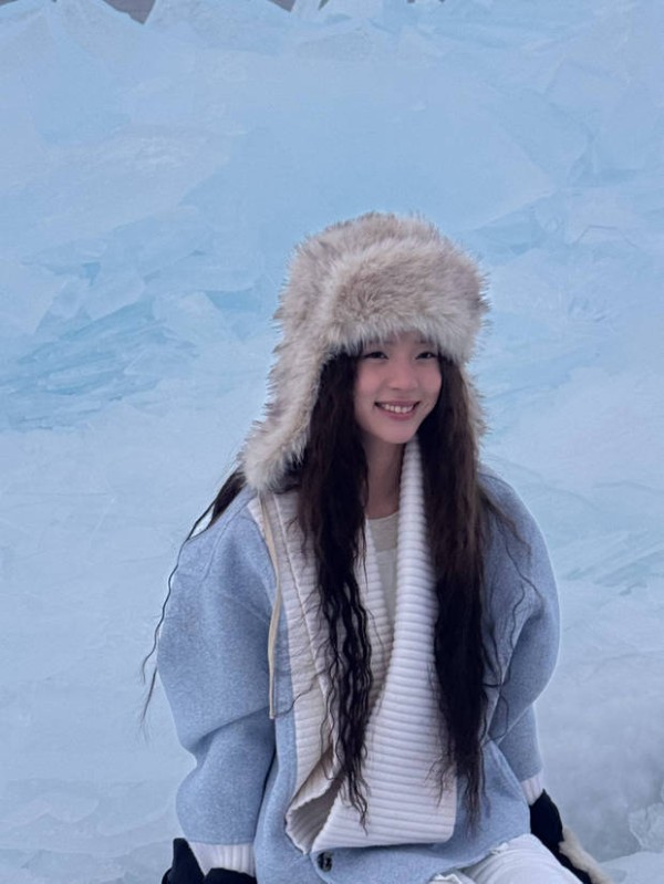 搜狐娱乐讯 2月25日，欧阳娜娜在社交平台分享自己的假日随拍，照片里的她戴着厚厚帽子，在雪地甜笑。