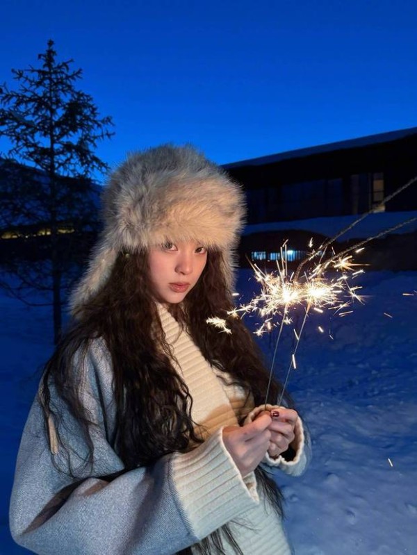 欧阳娜娜手拿烟花棒，温婉大方。