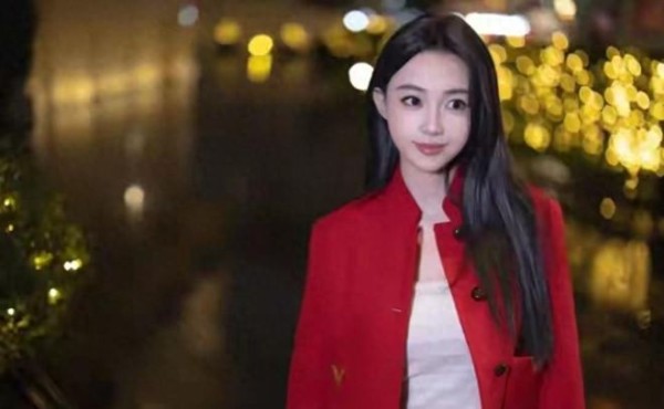 潘玮柏老婆晒女儿近照，小公主扎高马尾超可爱，穿短裙长靴好洋气
