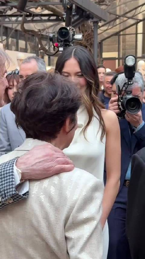 这是谷爱凌在意大利的互动画面，面对媒体采访相当自信，现场有很多人围观