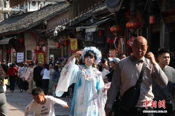 (新春走基层)成都洛带古镇:簪花写真体验人气旺