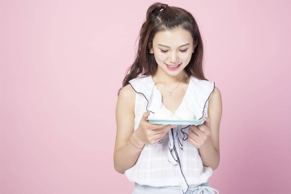 已婚女人默许你触碰此处，就是想和你关系越界了，要小心