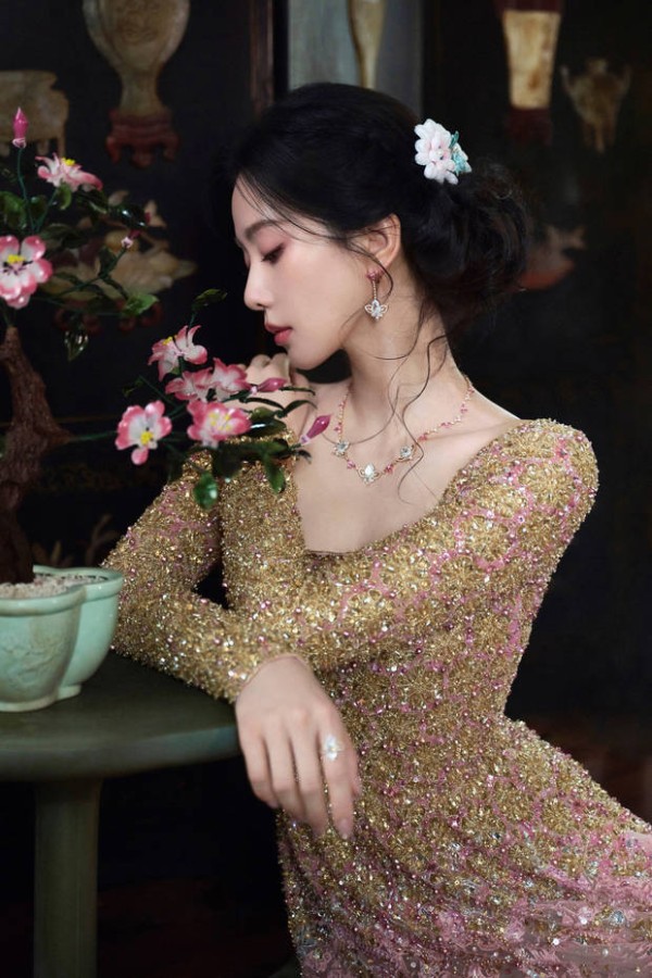 刘诗诗头戴非遗绒花好美丽。