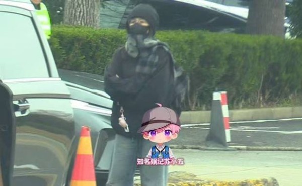 白鹿抱臂站路边，想抓私生对峙。