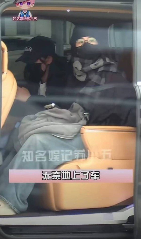 白鹿坐车内，神情无奈又委屈。