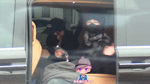 白鹿回到车上，甩围巾泄愤。