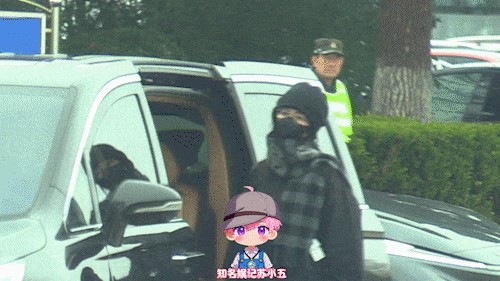 白鹿下车抱臂伫立，愤怒又无奈。