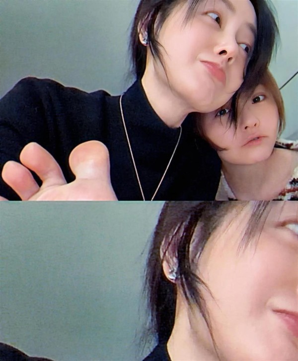 张天爱晒与张靓颖素颜合照，称呼她为爱人，张靓颖还亲自给她下厨