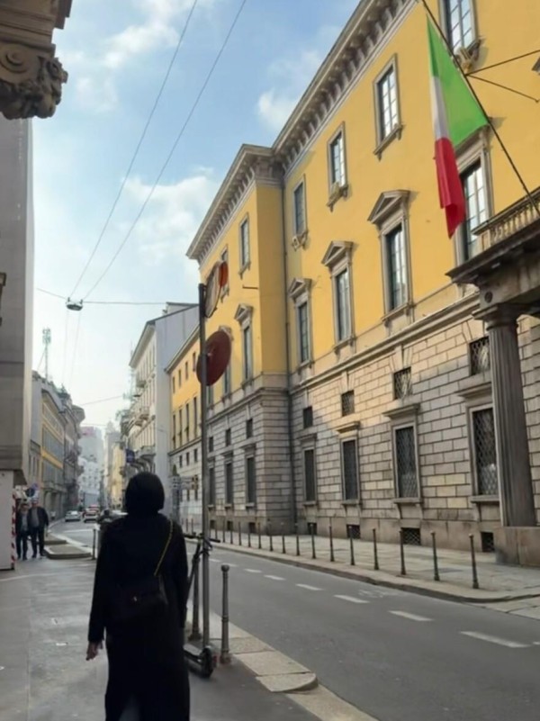 陈妍希分享米兰第二天生活，逛街吃美食，素颜扎丸子头，颜值抗打