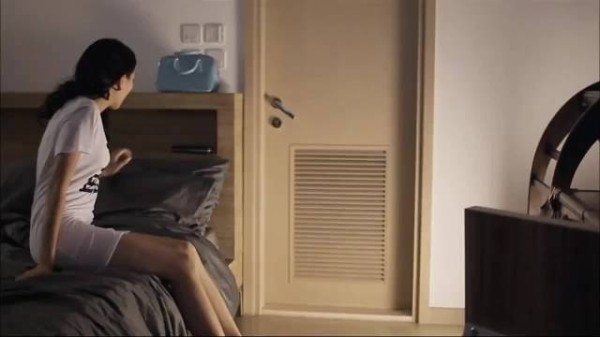 女大学生为了攒学费,和大叔谈恋爱,没想到却遇到尴尬的事