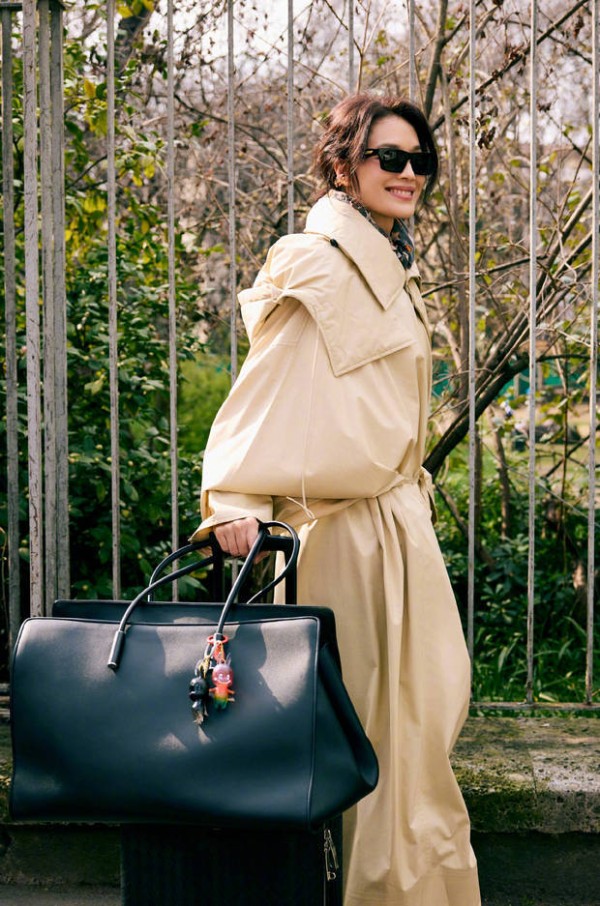 舒淇侧头浅笑，风衣搭彩饰时髦。