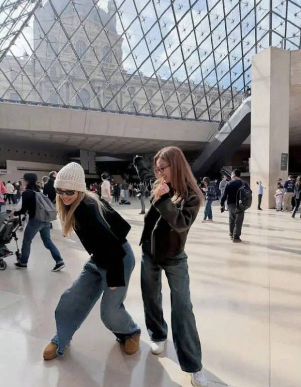 阿Sa容祖儿尽情舞蹈。