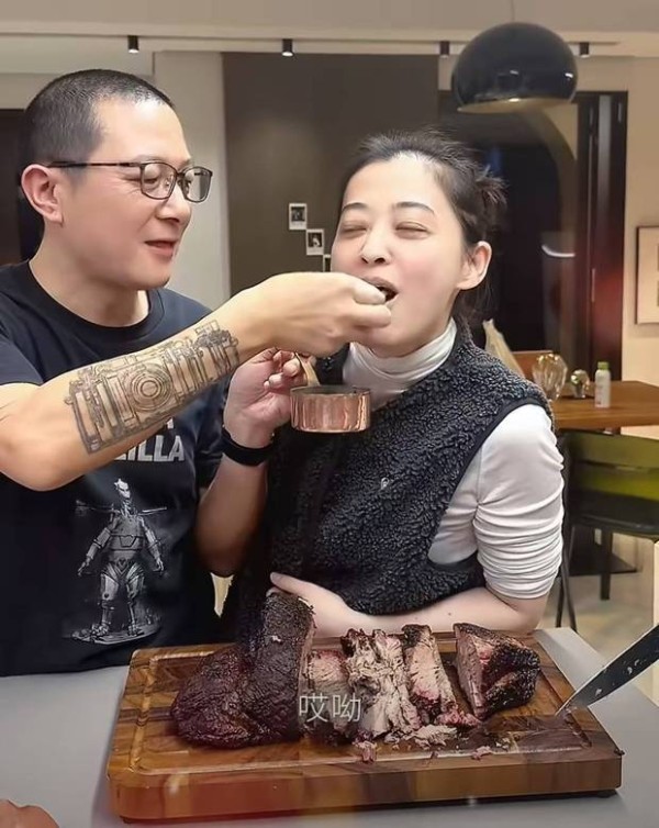 搜狐娱乐讯 近日，梅婷在北京家中宴请刘琳。她与老公互喂烤肉甜蜜十足，好友相聚氛围温馨热闹。