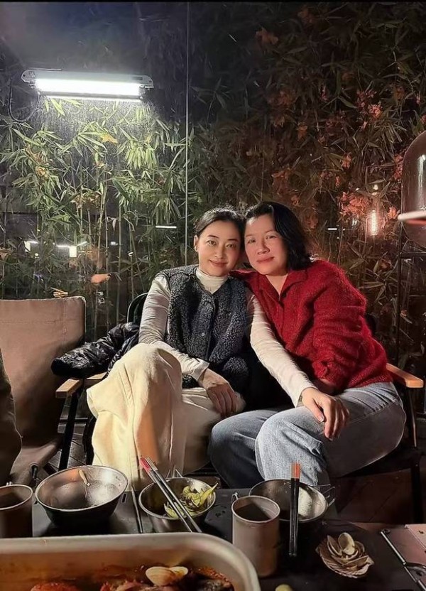 梅婷刘琳相互依偎，恬静幸福。