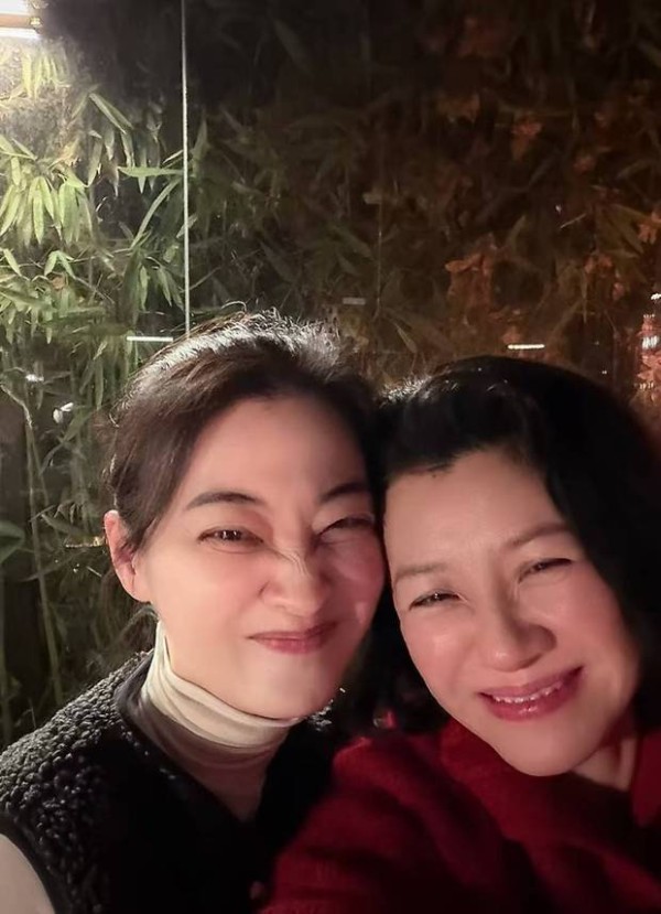 梅婷刘琳贴脸自拍，氛围超欢乐。