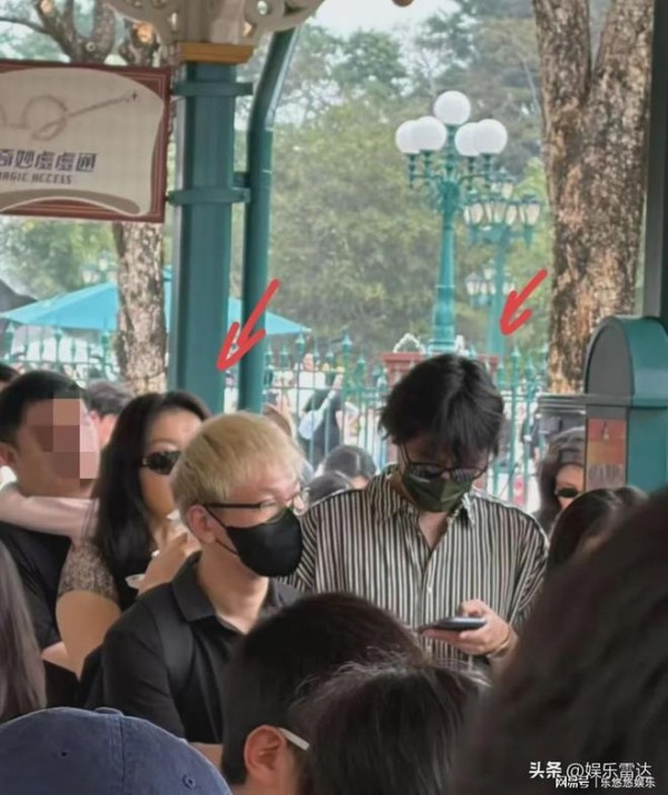 “关谷神奇”大变样!王传君带娃游迪士尼被偶遇,沧桑造型引热议