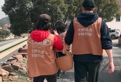 张国立邓婕农村养老，邀请村民家里做客，没一点明星架子真接地气