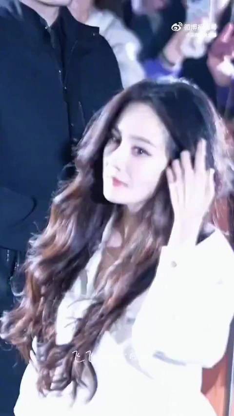 杨幂米兰时装周10秒回眸生图刷屏