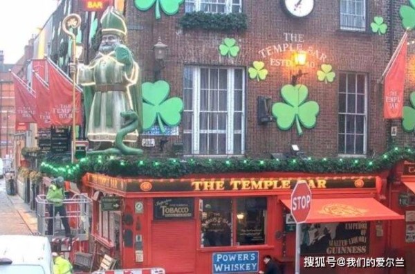 圣人也爱喝黑啤？都柏林网红酒吧惊现4米高巨像，刚露面就被强拆