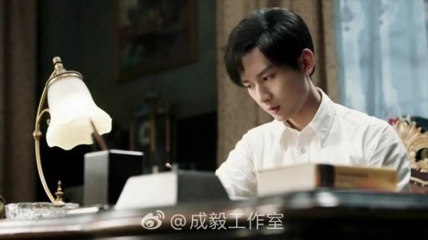 成毅发文感叹夜色温柔引粉丝共鸣