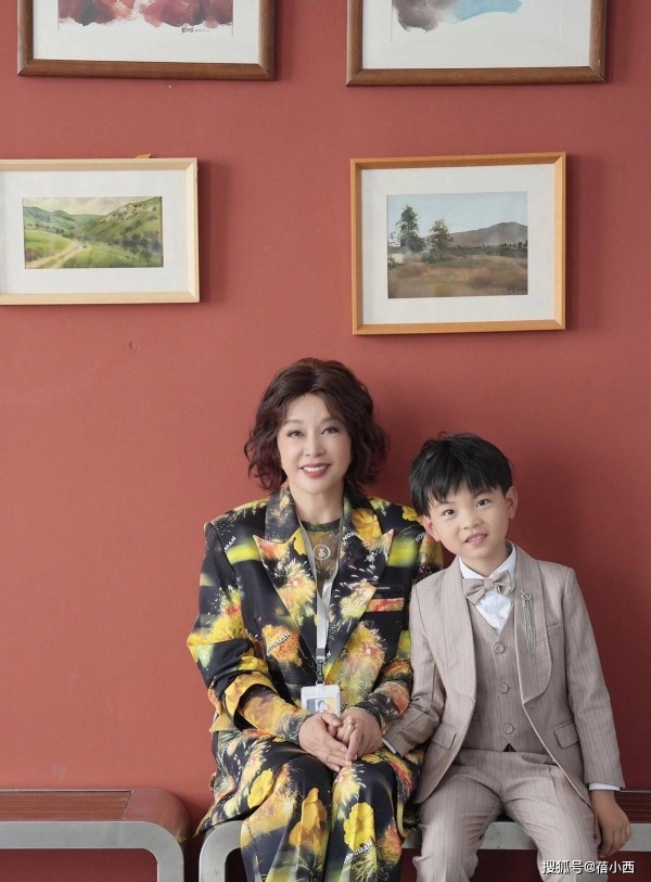 “刘晓庆”新剪了短发年轻35岁，穿西装+阔腿裤，美得像换了个人